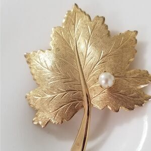Vintage Sarah Coventry leafed pin